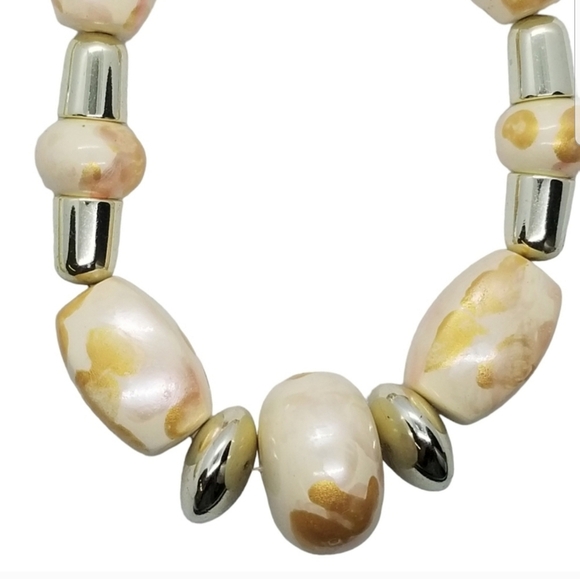 VINTAGE PEARLESCENT CREAM WITH GOLD & SILVERTONE BEADED STATEMENT NECKLACE - Picture 4 of 4